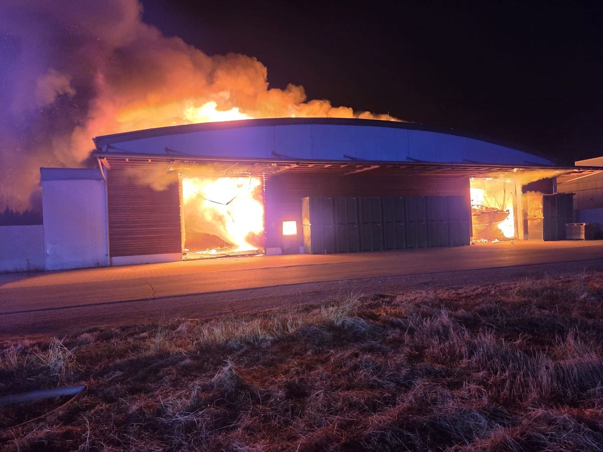 20260715 B4 - Lagerhalle in Vollbrand fordert 13 Feuerwehren